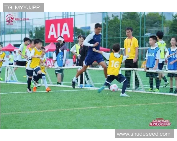 足球明星亲自指导孩子训练助力青少年成长与梦想实现